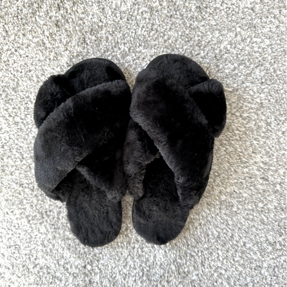 Women’s Black Cozy‎ Crossover Slippers-Size 9-10
